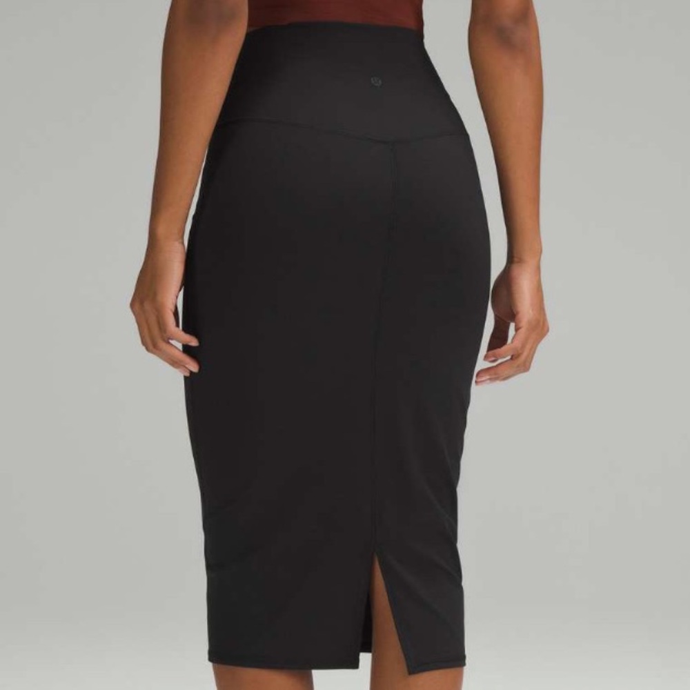 Lululemon Nulu Slim-Fit High-Rise Skirt
Black Size 6